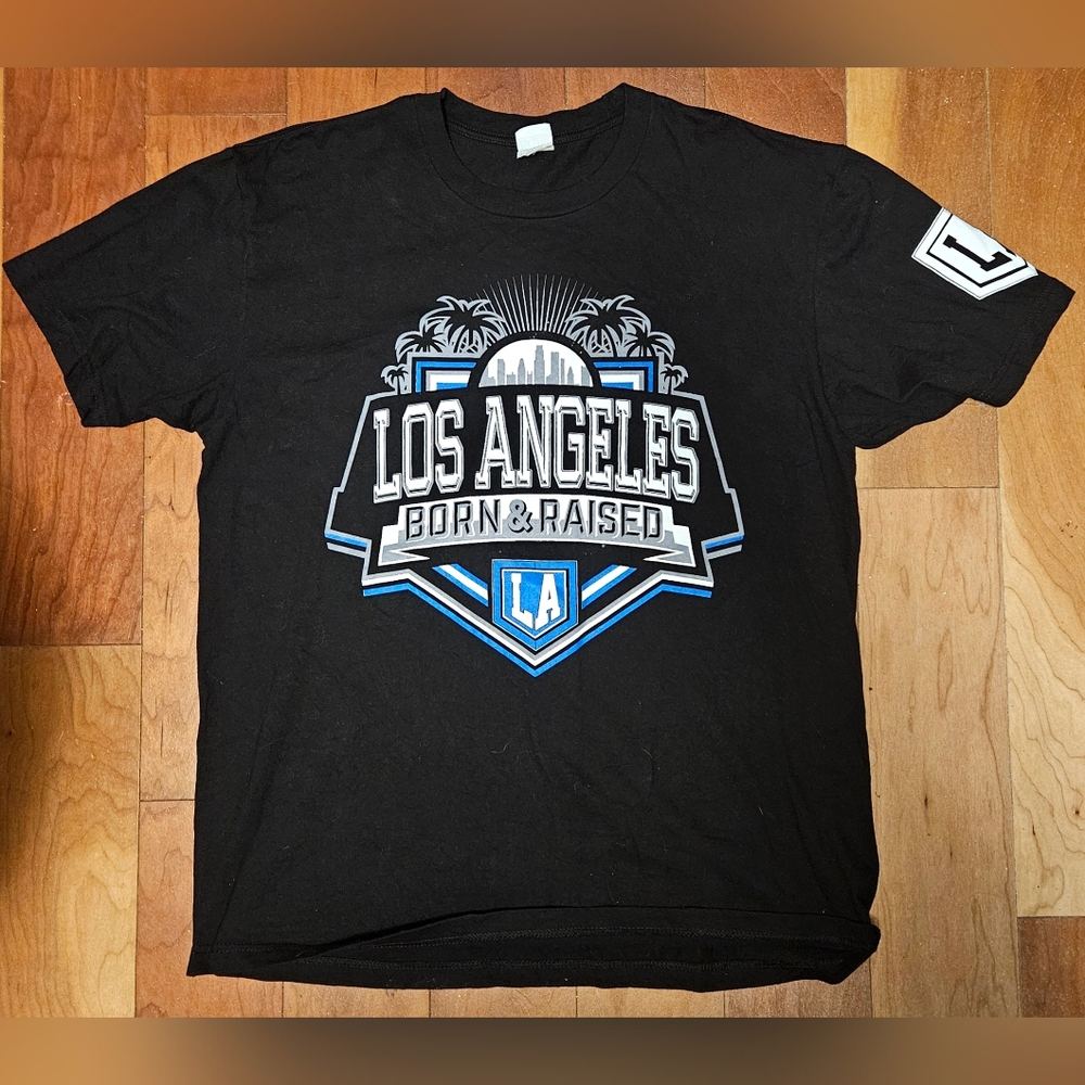 Shaka Wear Los Angeles Dodgers Graphic BORN & RAISED LA T-Shirt Mens Size XL